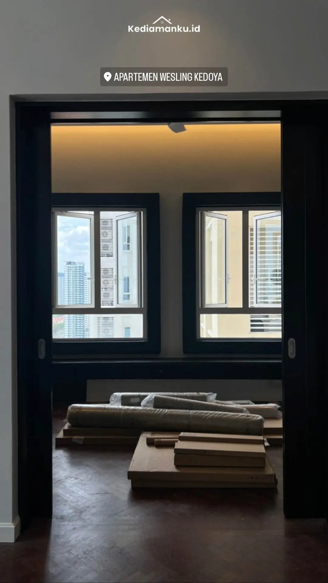 Interior Apartemen Wesling dengan pintu geser dan pencahayaan hangat