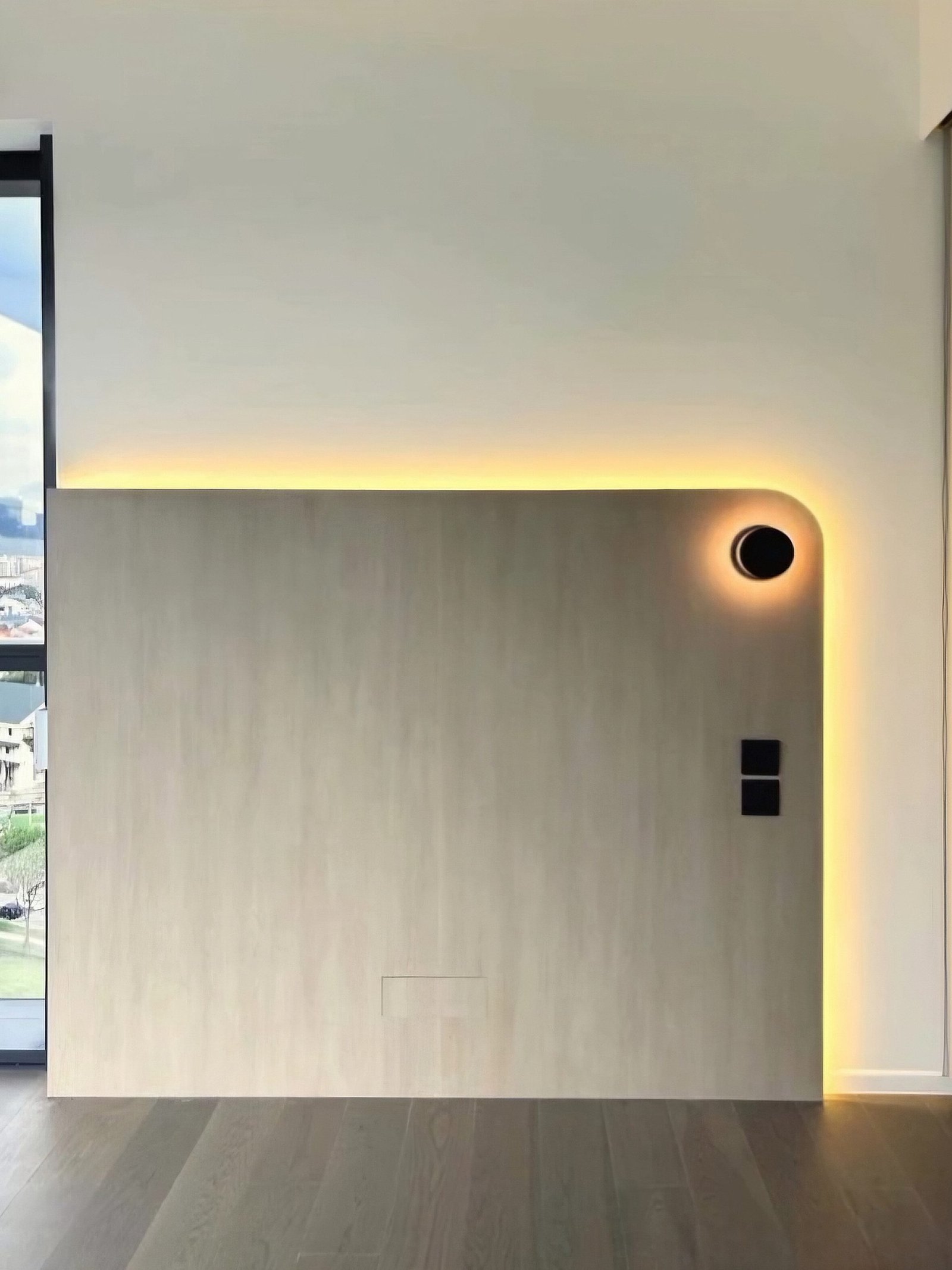 Minimalist headboard dengan pencahayaan hangat menyala