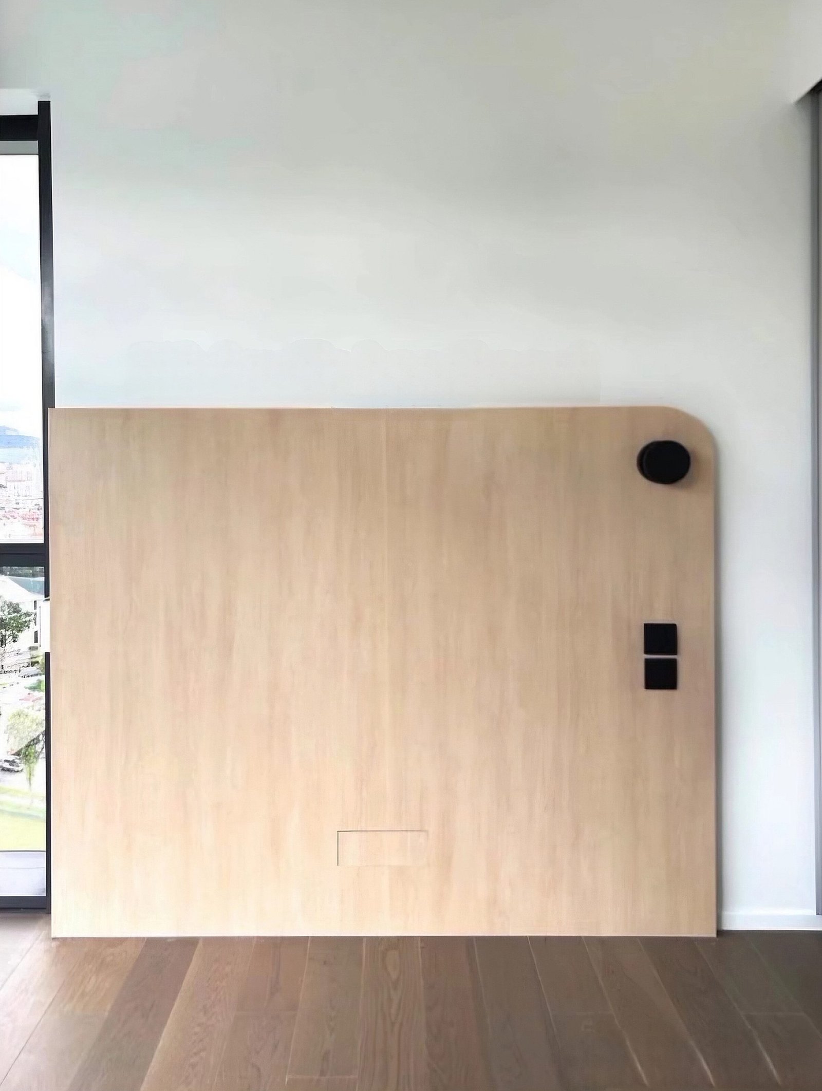 Minimalist headboard kayu dengan lampu padam
