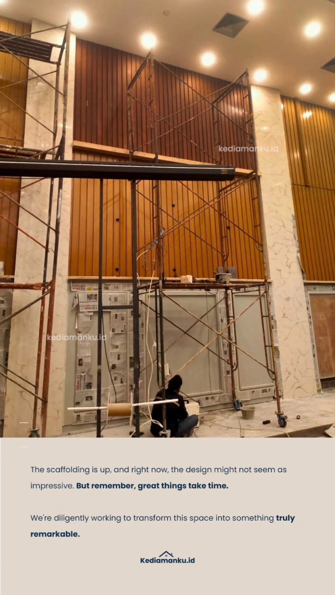 Proses pemasangan panel kayu vertikal
