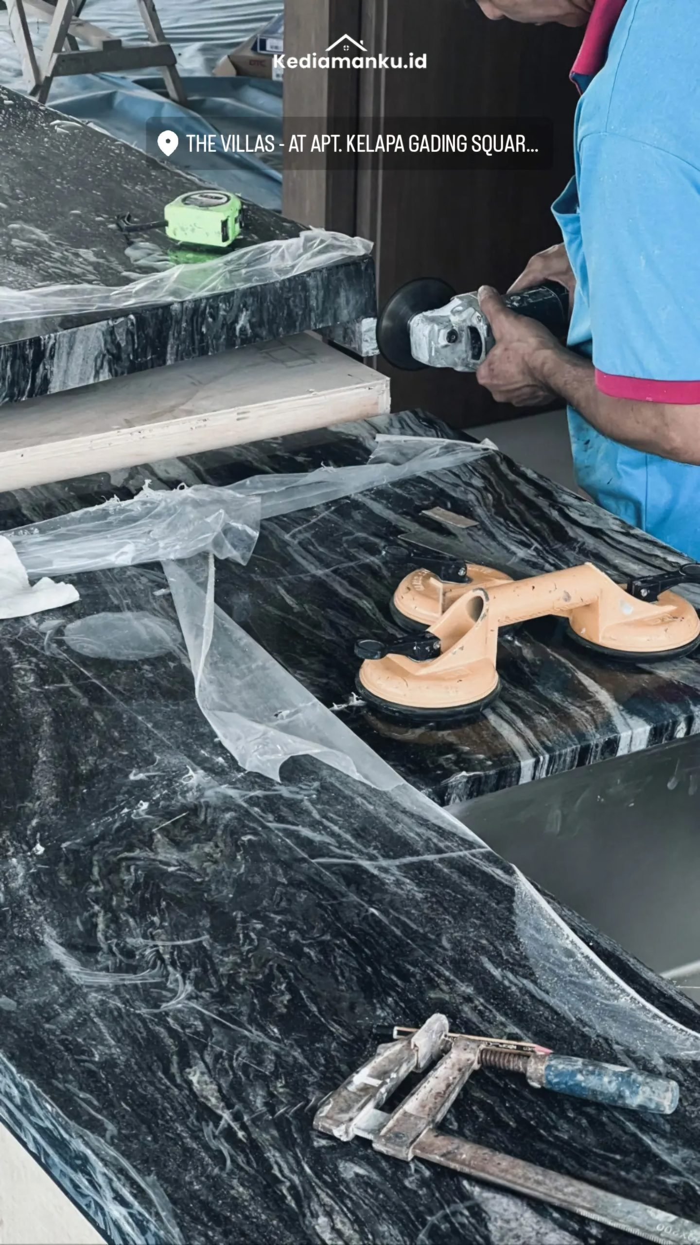 Pengerjaan countertop batu untuk dapur The Villas